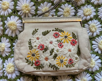 Vintage 1960s Floral Crazy Daisy Crewel Embroidered Flower Power Top Chain Handle Cream Purse Handbag