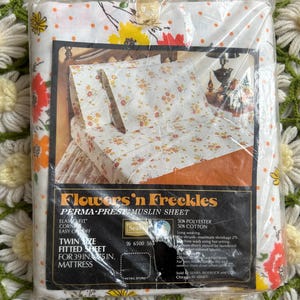 Vintage 1970s Sears Red and White Flowers ‘n Freckles Flower Power Pattern Fitted Bed Muslin Sheet Twin Size
