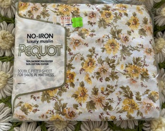 Vintage 1970s Yellow and White Floral Pattern Cotton and Polyester Double Full/Double Fitted Sheet by Pequot NOS