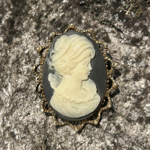 Vintage Lady Carved Cameo Brooch: Gold Tone Ruffle Border Lapel Pin