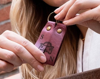 Personalized Leather Keychain, Custom Keychain for Couples, Valentines Day Gift, Wedding Gift, Anniversary Gifts for Him, Gifts for Her