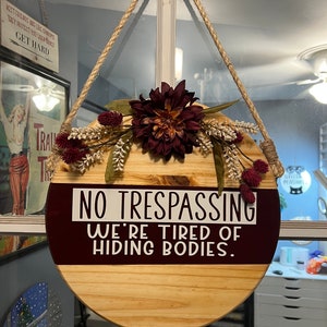 Cartello per porta d&#39;ingresso &quot;No Trespassing&quot;, divertente appendino per porta, arredamento in stile fattoria, ghirlanda floreale di benvenuto, arredamento country, decorazione per porte