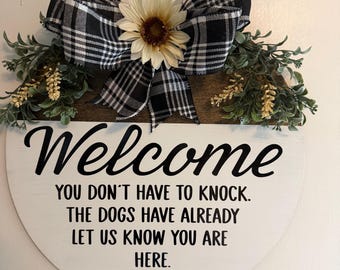 Cartel de bienvenida para dueños de perros: no se molesten en llamar a la puerta.