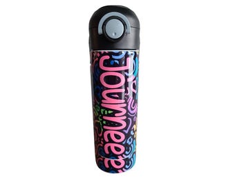 Op de afbeelding: Een zwarte en kleurrijke herbruikbare waterfles met een zwarte dop en een roze opschrift dat "you need" zegt.