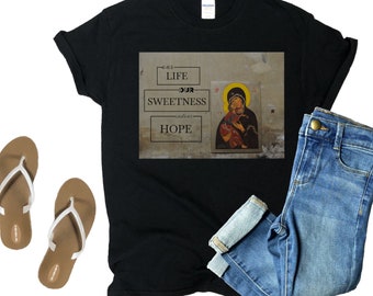 La nostra vita, la nostra dolcezza, la nostra speranza, t-shirt, maglietta dal design mariano, camicia cattolica, abbigliamento cattolico, camicia della Vergine Maria, maglietta dal design mariano