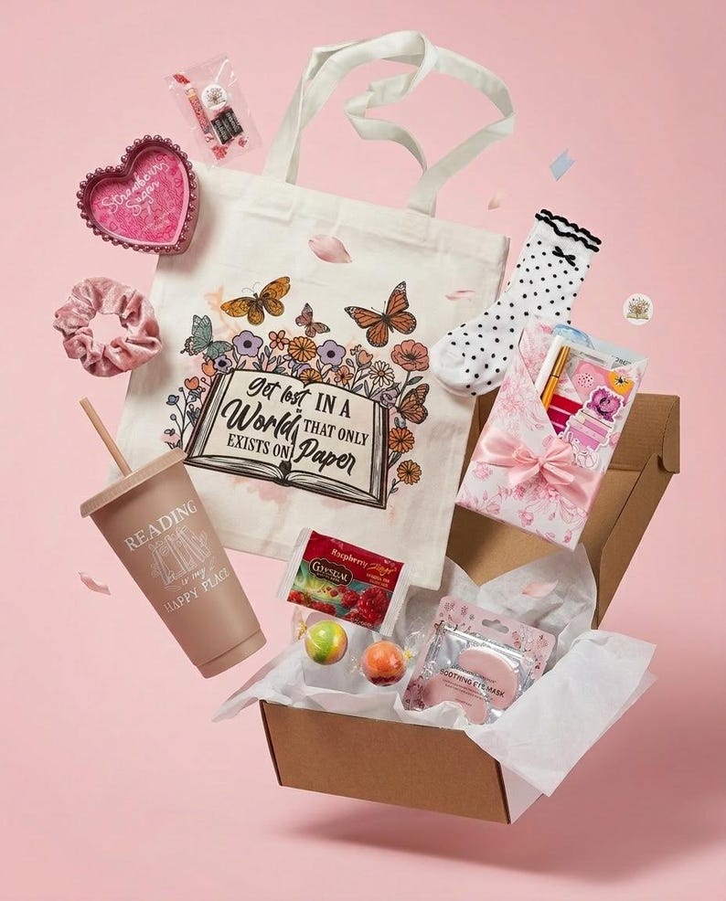 Puede incluir: Una caja de regalo con varios art&iacute;culos, incluyendo una bolsa de mano con un dise&ntilde;o de mariposas y flores y el texto "Get lost in a world that only exists on paper". Tambi&eacute;n incluye un vaso, calcetines y dulces.