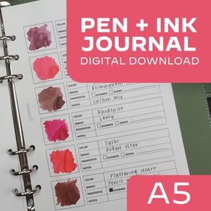 Könnte beinhalten: Ein A5-Notizbuch mit einer rosa Kopfzeile, auf der "PEN + INK JOURNAL DIGITAL DOWNLOAD" steht. Das Notizbuch ist auf einer Seite geöffnet, auf der eine Liste von Tintenfarben und Marken steht. Die Tintenfarben werden durch Aquarell-Farbmuster dargestellt. Die Seite enthält Kontrollkästchen für "Schimmer" und "Glanz".