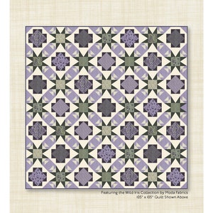 Könnte beinhalten: Quiltmuster für Scarlett's Cottage, ein erweiterbares Quilt-Design mit der Wild Iris Collection von Moda Fabrics. Der Quilt ist in lila, grün und weißen Stoffen gezeigt. Das Muster ist in zwei Größen erhältlich: 75 Zoll mal 75 Zoll oder 105 Zoll mal 105 Zoll.