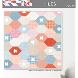 Könnte beinhalten: Ein Quiltmuster namens "Stacked Tiles" mit einem geometrischen Design aus blauen, rosa, roten und weißen Sechsecken und Sternen. Das Muster ist 78 Zoll mal 78 Zoll groß und Teil der Make Time Collection von Aneela Hoey.