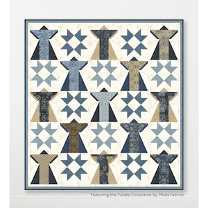 Könnte beinhalten: Yukata Closet Quiltmuster mit geometrischem Design in Blau-, Braun- und Weißtönen. Das Muster ist 68 Zoll mal 75 Zoll groß. Das Muster stammt von Natalie Crabtree und ist Teil des Crabtree Arts Collective.