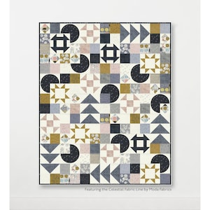 Puede incluir: Un patrón de acolchado llamado "Mix & Mingle" con un diseño geométrico con círculos, cuadrados, triángulos y estrellas en tonos de azul, rosa, dorado y blanco. El patrón mide 148,6 cm x 182,9 cm y es de Natalie Crabtree de Crabtree Arts Collective.