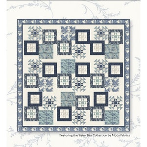 Könnte beinhalten: Ein Quiltmuster für einen blauen und weißen Quilt namens "Marilyn Quilt" von Natalie Crabtree. Der Quilt ist 91 Zoll mal 91 Zoll groß und zeigt die Sister Bay Collection von Moda Fabrics.