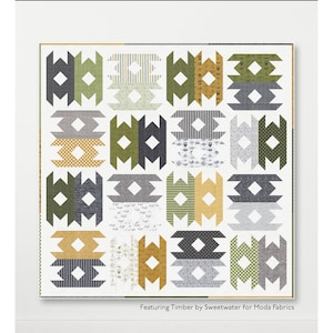 Könnte beinhalten: Ein Quiltmusterdesign mit einem geometrischen Muster in Grün, Grau, Gelb und Weiß. Das Muster heißt "The Archer Quilt" und ist 71 Zoll mal 71 Zoll groß. Das Quiltmuster stammt von Natalie Crabtree und ist Teil des Crabtree Arts Collective.