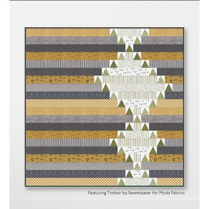 Könnte beinhalten: Quiltmuster für "Winding Pines" von Natalie Crabtree. Das Muster zeigt ein geometrisches Design mit grünem, grauem und goldenem Stoff. Die Steppdecke ist 152,4 cm x 152,4 cm groß.