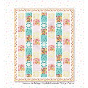 Könnte beinhalten: Ein Quiltmuster namens "Stairway to the Stars" mit einem floralen Design in einem Farbschema aus Blau, Rosa und Gelb. Das Muster ist 54 Zoll mal 66 Zoll groß und Teil der "Between Friends" Kollektion von Windham Fabrics. Das Muster wurde von Natalie Crabtree entworfen.