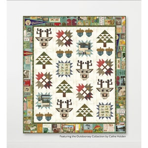 Könnte beinhalten: Ein Quiltmuster mit Waldthema mit einem Hirsch, Bäumen und Eicheln. Das Muster heißt "Take a Hike" und ist 70 Zoll mal 80 Zoll groß. Das Muster stammt von Natalie Crabtree und ist Teil der Outdoorsey Collection von Cathe Holden.
