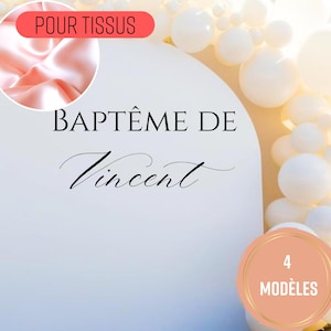 Peut inclure: Un arc blanc avec le texte "BAPTÊME DE Vincent" en écriture élégante. Un petit cercle montre un tissu pêche. Un groupe de ballons blancs et le texte "4 MODÈLES" dans un cercle sont également visibles.