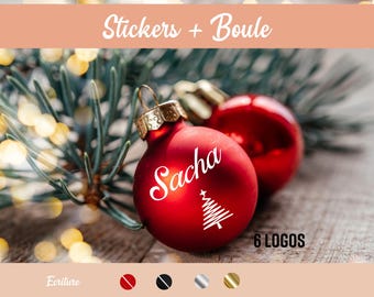 Könnte beinhalten: Zwei rote, matte Weihnachtskugeln mit goldenen Aufhängern. Eine Kugel zeigt den weißen Schriftzug Sacha und eine weiße stilisierte Tannenbaumgrafik. Der Text Stickers + Boule und 6 LOGOS sind sichtbar, neben vier kleinen farbigen Kreisen.