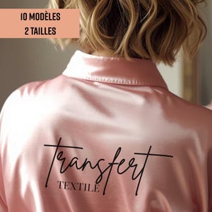 May include: A light pink satin robe with the word "Transfert" in black script across the back. The word "TEXTILE" is below the script. The top left corner of the image has the text "10 MODÈLES 2 TAILLES" in a peach-colored rectangle.