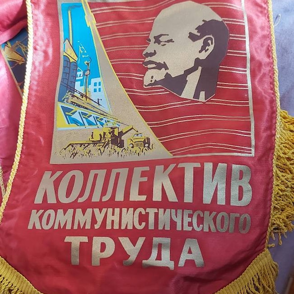 gagliardetto vintage con bandiera sovietica "collettivo di lavoro comunista"