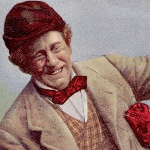 Fantastische jaren 1900 Chromolithograph Oudere Gent Fist Pompen in plaid vest & cap