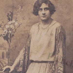 Carte postale sépia française des années 1910, photo d'une femme élégante en robe de soie