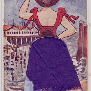 Antike 1900er Jahre lustige Postkarte Gibson Mädchen am Meer In Flyaway Seide Rock rot Folie Bloomers
