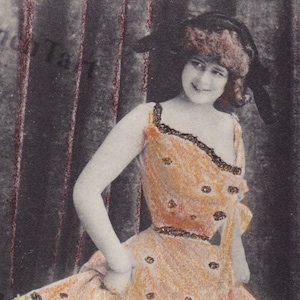 Antik 1910 Edwardian Postkarte Frau im Tanzrock & Fersen Glitzer RPPC