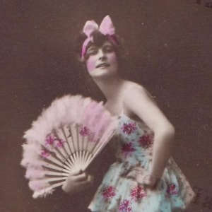 Antica cartolina dipinta a mano con ballerina flapper in posa con ventaglio