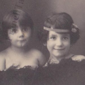 Carte postale photo ancienne Trois adorables filles dans un nid