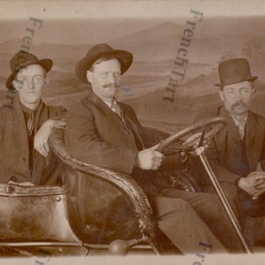 1910s RPPC Drei Männer im Auto Studio Foto bemalt Kulisse Schnurrbarts & Mützen