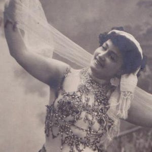 Beau soutien-gorge ancien avec bijoux Salomé, France publié à Marseille