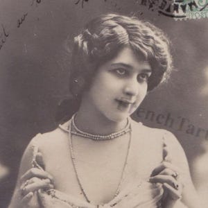 Cartolina francese Art Nouveau del 1903, donna romantica e austera, vita da vespa