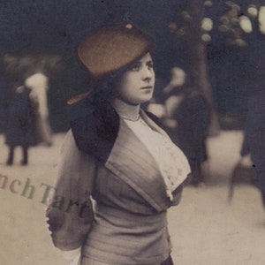 Antyczna pocztówka z 1900 roku RPPC Woman In Jupe-Culotte podzielona spódnica / spodnie