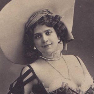 Carte postale ancienne des années 1900 Brucchi Folies Bergère danseuse Walery Paris
