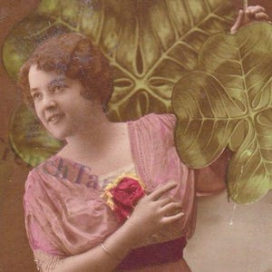 Ancienne Carte postale des années 1900, France Bonne fête, Femme tenant un énorme trèfle à quatre feuilles