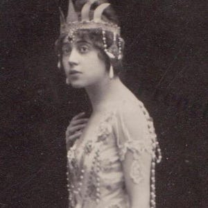 Belle photo Emo des années 1920 de femme avec une couronne en étain Klara Kristel, suédoise
