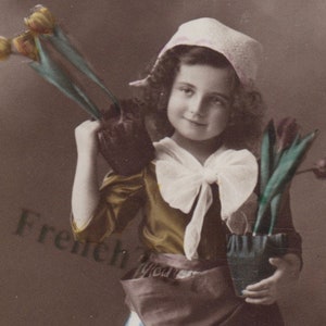RPPC Antica cartolina edoardiana colorata a mano ragazza con tulipani EAS PC Australia