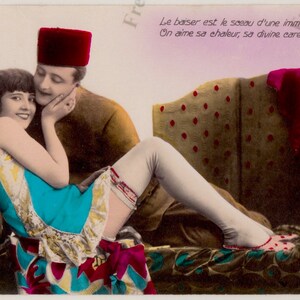 Sexy années 1920 RPPC Canoodling Couple Lingerie Couleurs Vives Carte postale
