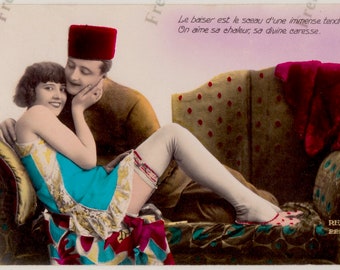 Sexy 1920er Jahre RPPC Canoodling paar Dessous helle Farben Postkarte