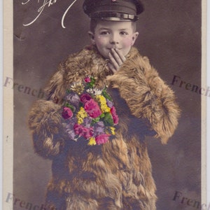1907 Bonne Année Adorable chico francés en abrigo de piel con ramo RPPC