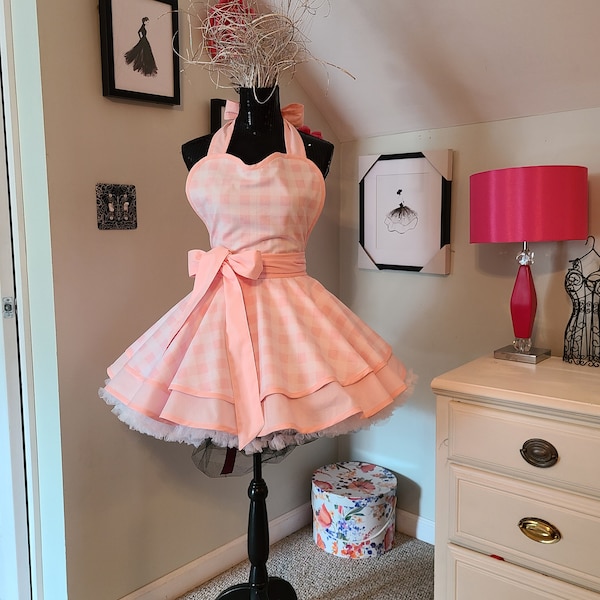 Delantal de estilo retro a cuadros rosa pálido y blanco