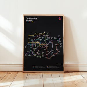 Puede incluir: Un póster de mapa de metro en blanco y negro con el título "Springfield Transit Network". El mapa presenta una ruta circular con múltiples líneas que se ramifican. Las líneas están codificadas por colores y etiquetadas con los nombres de las ubicaciones.