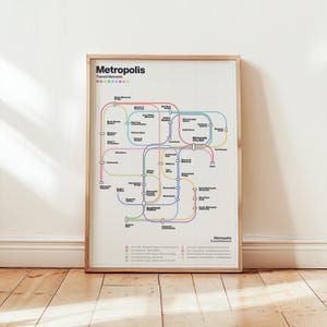 Pode incluir: Um cartaz de mapa de metro colorido intitulado "Metropolis Transit Network" com uma chave que mostra as diferentes linhas e suas cores correspondentes. O mapa mostra as diferentes paradas e linhas do sistema de metro.