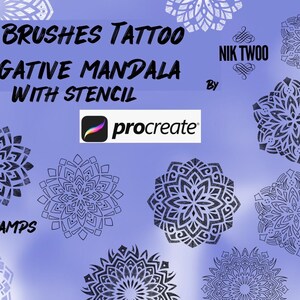 Pode incluir: 30 pincéis e carimbos Procreate para criar designs de mandalas de espaço negativo. A imagem mostra um fundo roxo com designs de mandalas em preto e branco. O texto "30 BRUSHES TATTOO NEGATIVE MANDALA WITH STENCIL" está no topo da imagem. O texto "NIK TWOO" está no canto superior direito da imagem. O texto "procreate" está em uma caixa branca com um ícone de pincel preto na parte inferior esquerda da imagem. O texto "30 STAMPS" está na parte inferior esquerda da imagem.