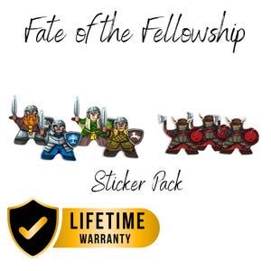 Può includere: Un pacchetto di adesivi con illustrazioni di personaggi dei cartoni animati di "Fate of the Fellowship". Gli adesivi raffigurano guerrieri con spade, scudi e asce, in vari colori. È incluso anche il testo "Sticker Pack".