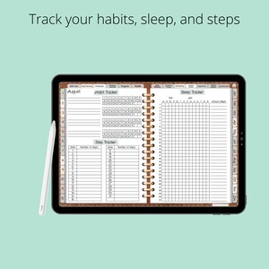 Pu&ograve; includere: Un'app di pianificazione digitale sullo schermo di un tablet con una copertina in pelle marrone. L'app ha sezioni per tenere traccia delle abitudini, del sonno e dei passi. Il mese di agosto &egrave; visualizzato sullo schermo.