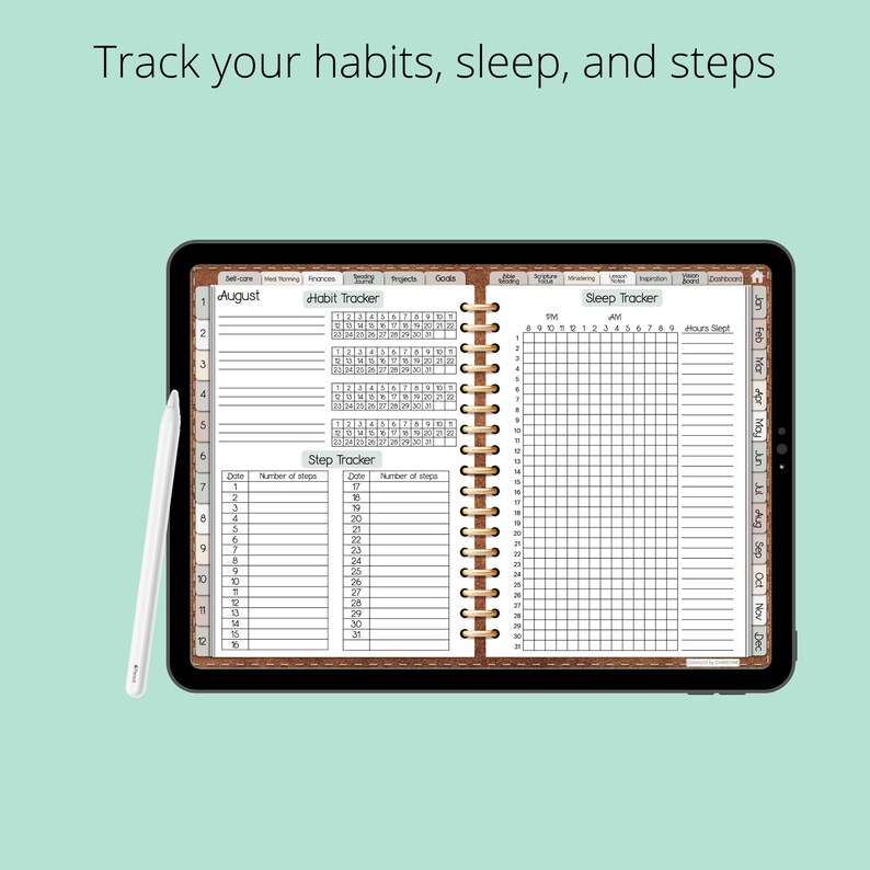 Pu&ograve; includere: Un'app di pianificazione digitale sullo schermo di un tablet con una copertina in pelle marrone. L'app ha sezioni per tenere traccia delle abitudini, del sonno e dei passi. Il mese di agosto &egrave; visualizzato sullo schermo.