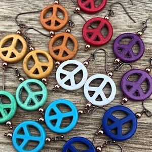 Pendientes de howlita, pendientes con el símbolo de la paz, elegantes pendientes hippies, bonitos pendientes amarillos, morados y naranjas, joyería hecha a mano.