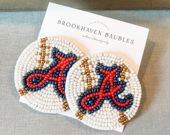 Boucles d'oreilles en perles de baseball « A » Braves - Brookhaven Baubles - Southern Statement Jewelry - Boucles d'oreilles Atlanta Braves Game Day, boucles d'oreilles MLB